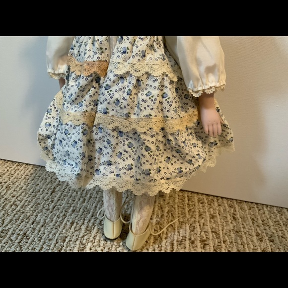 1988 Vintage Collectible Porcelain Doll with a Stand - Picture 10 of 10